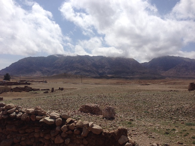  نمای رو به قله دوهزار و چهارصد متری در روبروی قلعه گوجو